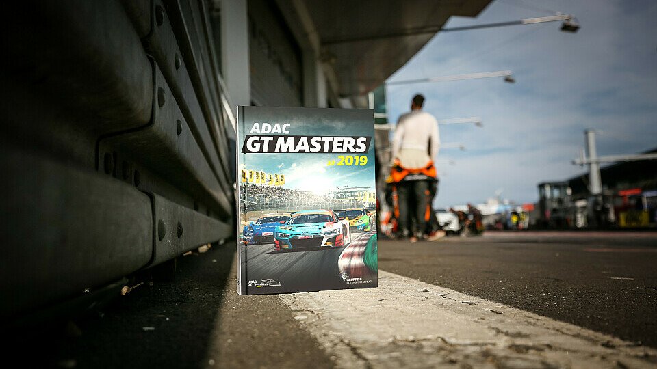 Auf 224 Seiten wird auf die sieben Rennwochenenden zurückgeblickt, Foto: ADAC GT Masters