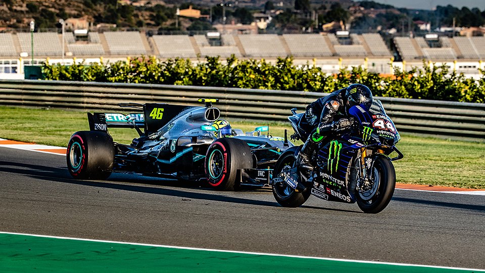 Ein seltenes Bild: Valentino Rossi und Lewis Hamilton tauschten 2019 ihre Fahrzeuge, Foto: Monster