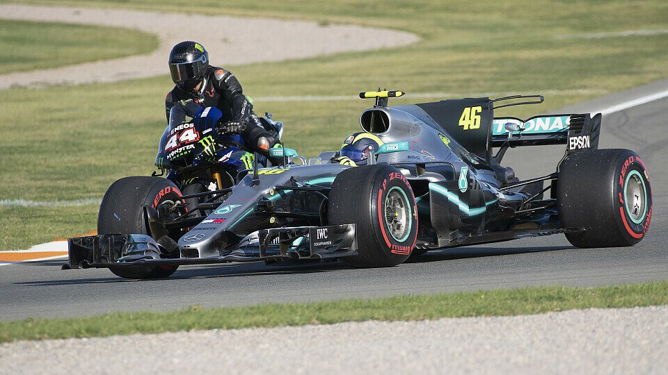 Lewis Hamilton und Valentino Rossi beim 'Tausch' 2019.