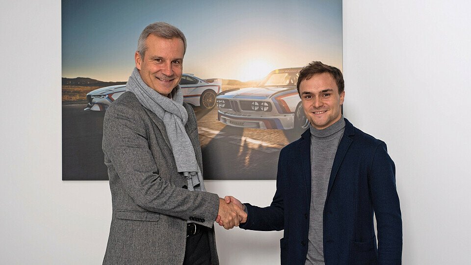 Jens Marquardt und Lucas Auer bei Vertragsabschluss, Foto: BMW Motorsport