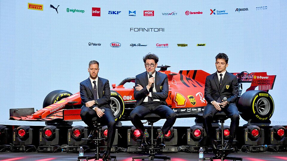 Sebastian Vettel, Mattia Binotto und Charles Leclerc vor genau einem Jahr bei der Ferrari-Präsentation
