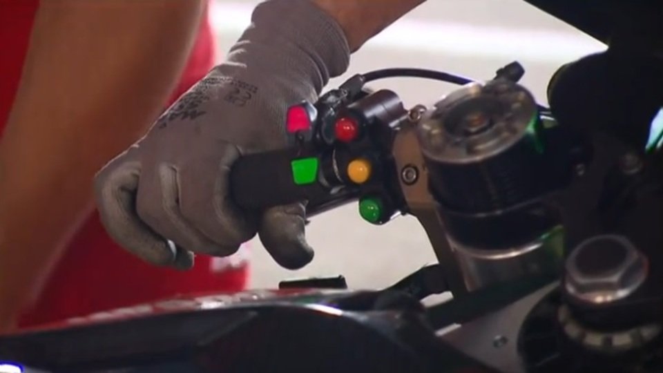 Der rot-grüne Schalter scheint das neue System zu steuern, Foto: Screenshot/MotoGP