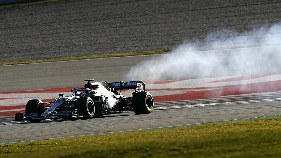 Lewis Hamilton ist nach mehreren Mercedes-Motorschäden bei den Formel-1-Testfahrten 2020 besorgt, Foto: LAT Images