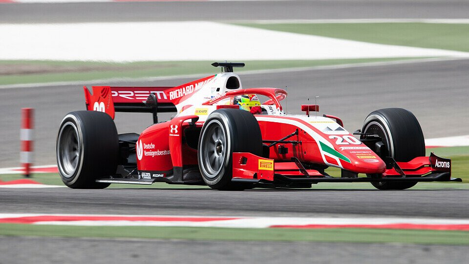 Formel-2-Pilot Mick Schumacher beim Test in Bahrain mit 18-Zoll-Rädern, Foto: Formula 2 Media