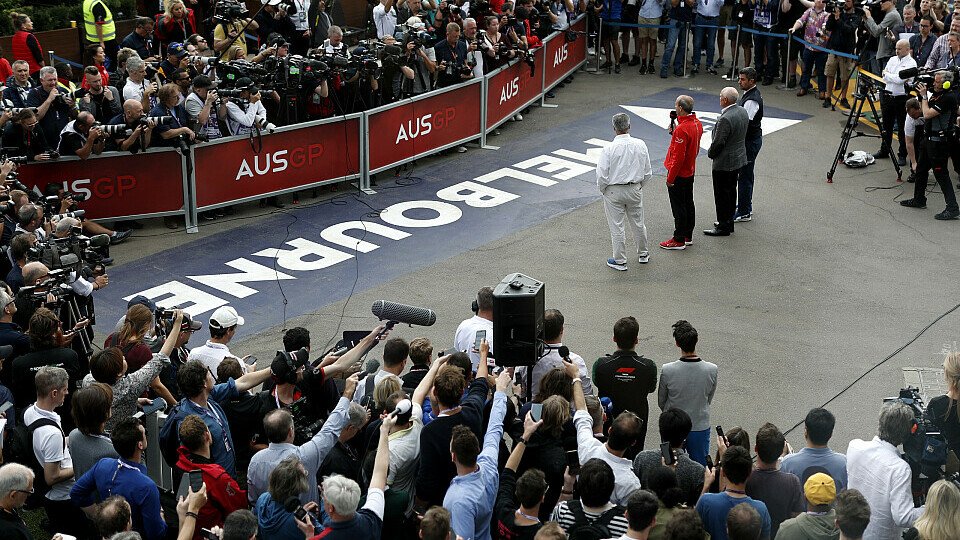 Die berühmte Pressekonferenz beim Australien GP 2020, Foto: LAT Images