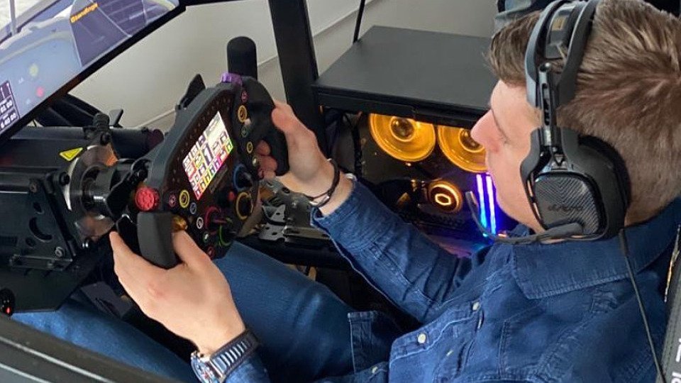 Max Verstappen vergnügt sich am Wochenende nach seinem Korb für die virtuelle Formel 1 wieder mit knallhartem Simracing, Foto: Instagram/Max Verstappen