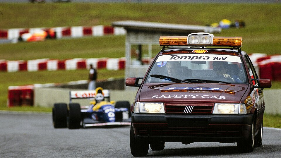 Das erste offizielle Safety Car der Formel 1 feierte 1993 in Brasilien Premiere, Foto: LAT Images