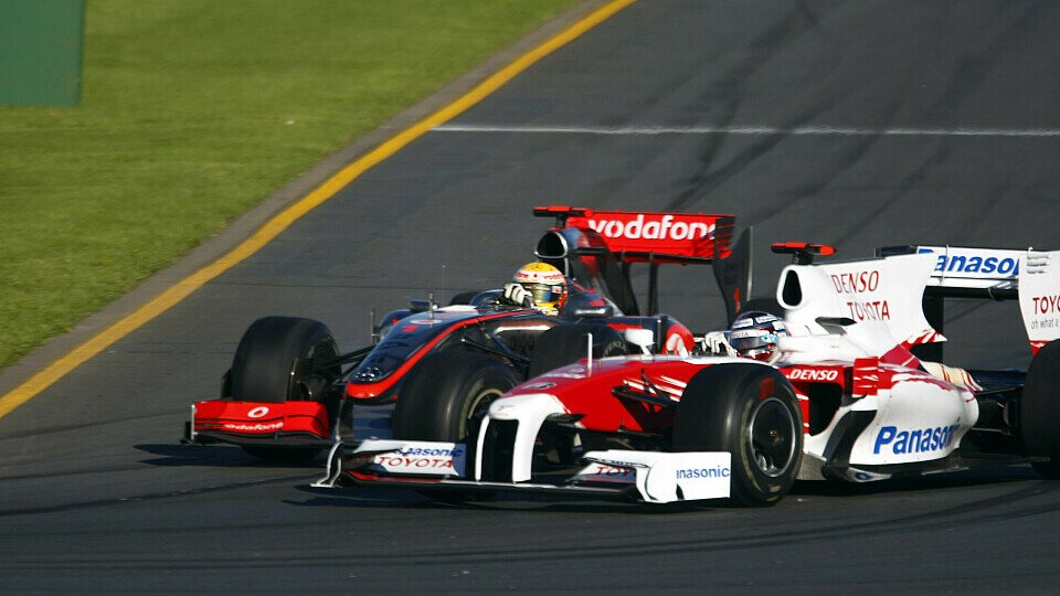 Jarno Trulli und Lewis Hamilton kämpften in der Schlussphase des Australien GP 2009 um den dritten Platz, Foto: LAT Images