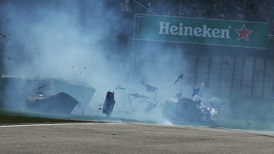 Viel übrig von seinem Sauber blieb nach dem ersten Crash Giovinazzis nicht, Foto: LAT Images