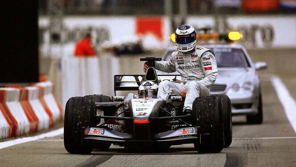 Mika Häkkinen kam nach seinem bitteren Ausfall beim Formel-1-Rennen in Barcelona 2001 als Beifahrer zurück an die Box, Foto: LAT Images
