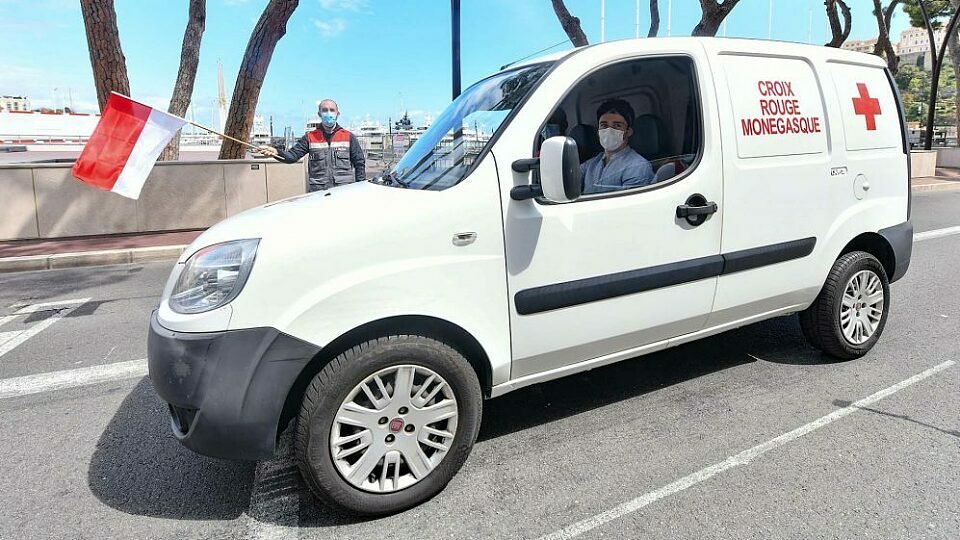 Unterstützung im Kampf gegen Corona: Charles Leclerc liefert für das Rote Kreuz Lebensmittel aus, Foto: Formula 1 