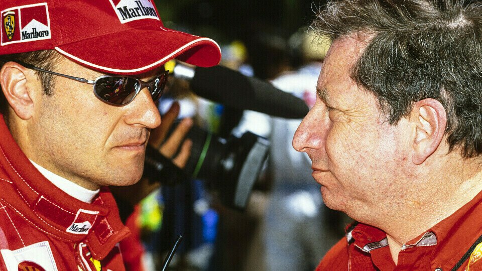 Ferrari-Teamchef Jean Todt spricht nach dem Funkspruch von Österreich mit Rubens Barrichello, Foto: LAT Images