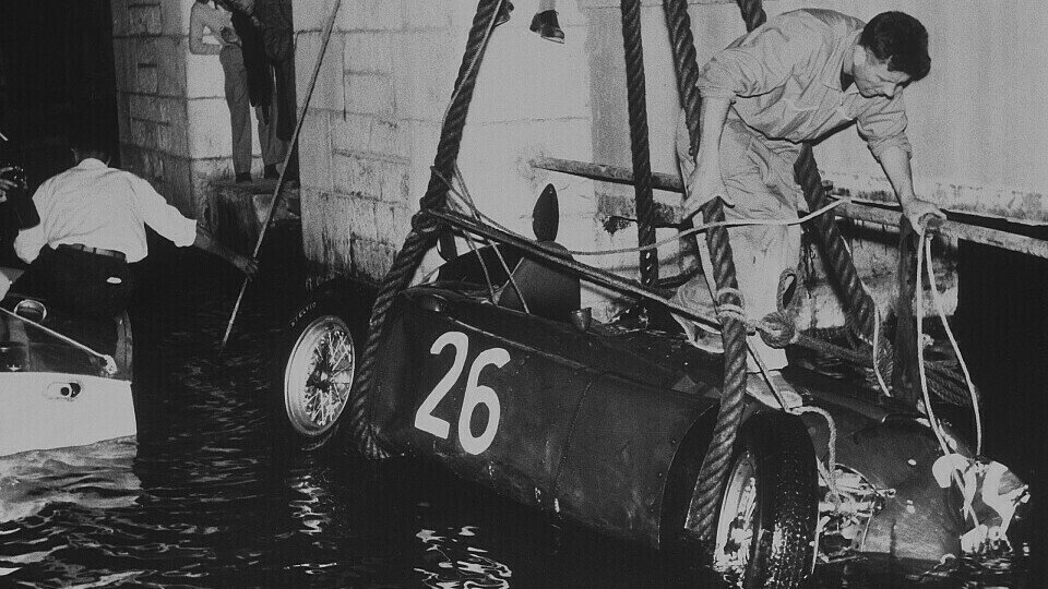 Das Wrack von Alberto Ascaris Lancia nachdem er aus dem Wasser gefischt wurde