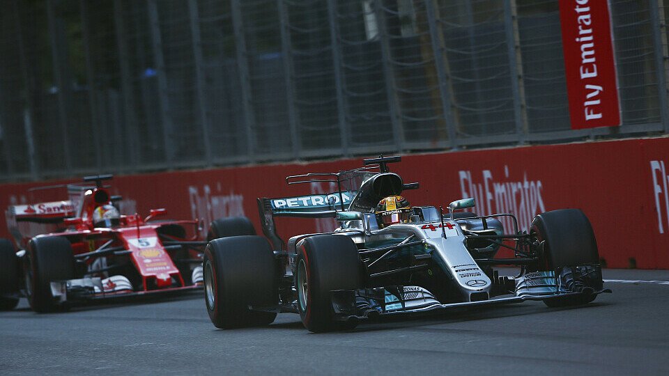 Die Beziehung von Lewis Hamilton und Sebastian Vettel erlebte 2017 beim Formel-1-Rennen in Baku ihren Tiefpunkt, Foto: LAT Images