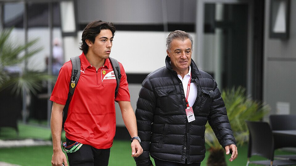 Giuliano Alesi mit Vater Jean im F1-Paddock, Foto: LAT Images