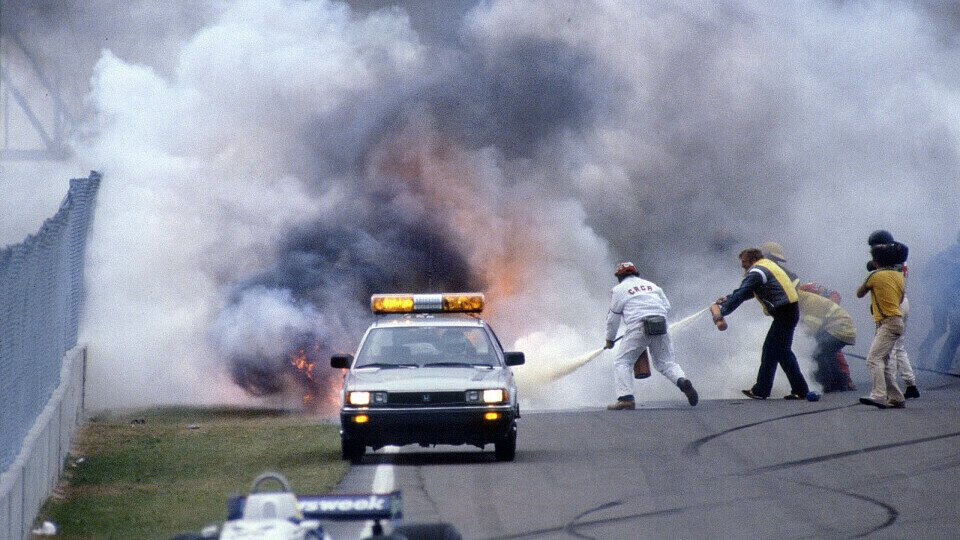 Palettis Wagen steht in Flammen: Zu diesem Zeitpunkt hat Riccardo Paletti bereits keinen Puls mehr, Foto: LAT Images
