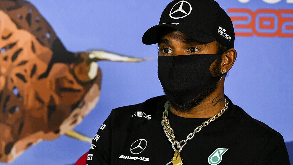 Lewis Hamilton mit Maske bei der Pressekonferenz in Österreich, Foto: LAT Images