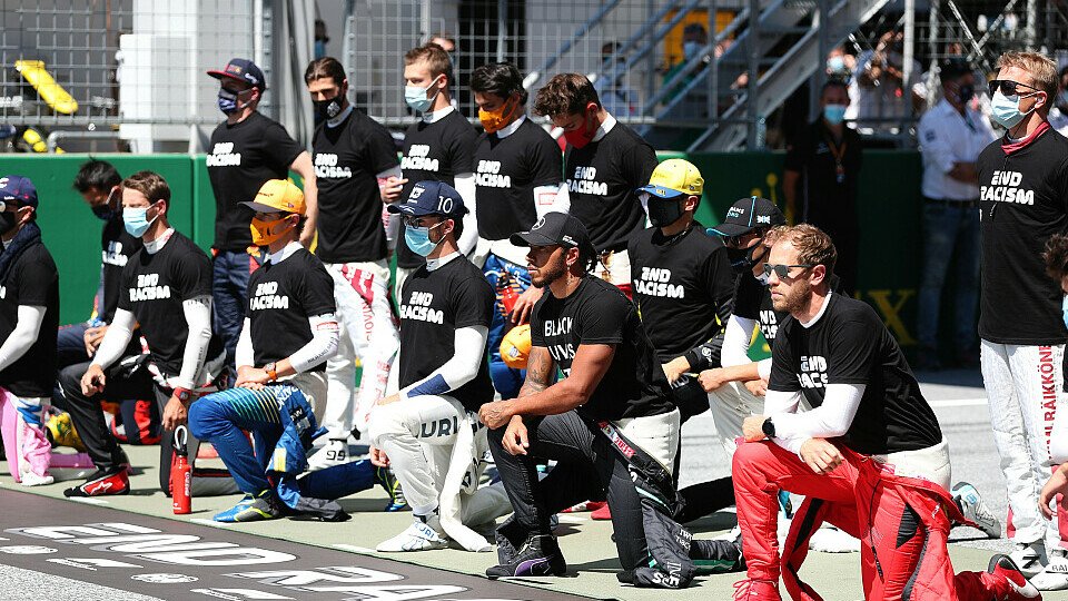 F1-Piloten 2020 mit Anti-Rassismus-Geste, Foto: LAT Images