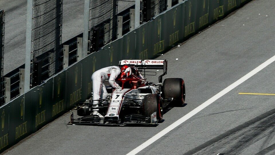 Kimi Räikkönen beendete das Rennen mit einem Dreirad, Foto: LAT Images