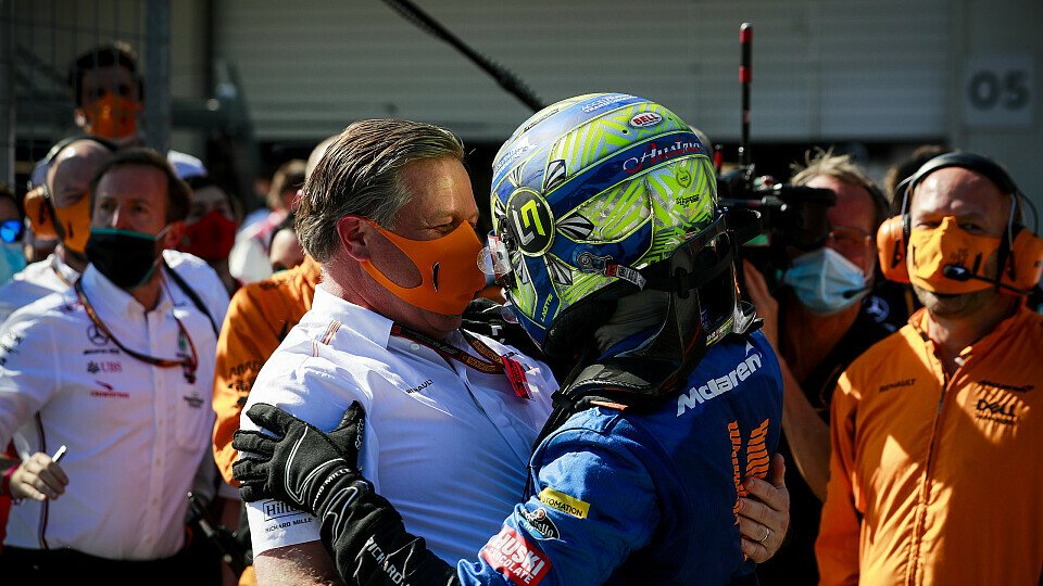 McLaren-Rennchef Zak Brown feiert mit Lando Norris, Foto: LAT Images