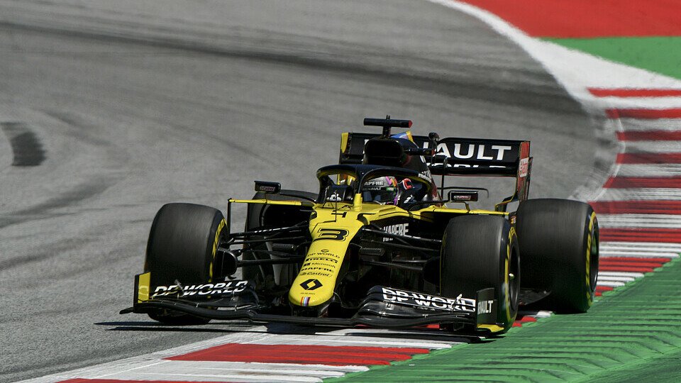 Daniel Ricciardo überstand einen heftigen Unfall im Training unbeschadet, Foto: LAT Images