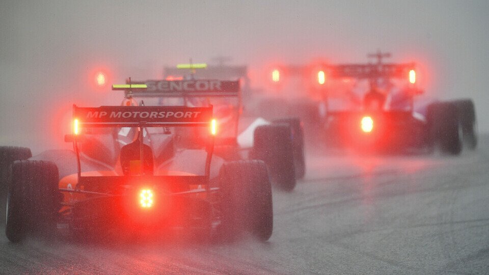 Das Qualifying der Formel 3 fand in Ungarn am späten Freitagabend bei Regen statt, Foto: LAT Images