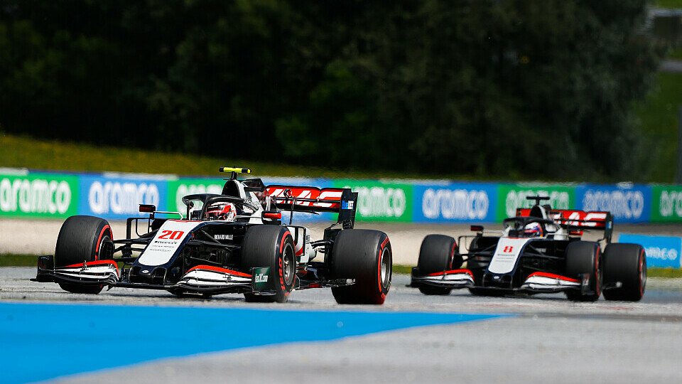 Die Haas-Piloten Romain Grosjean und Kevin Magnussen stehen vor einer ungewissen Zukunft, Foto: LAT Images