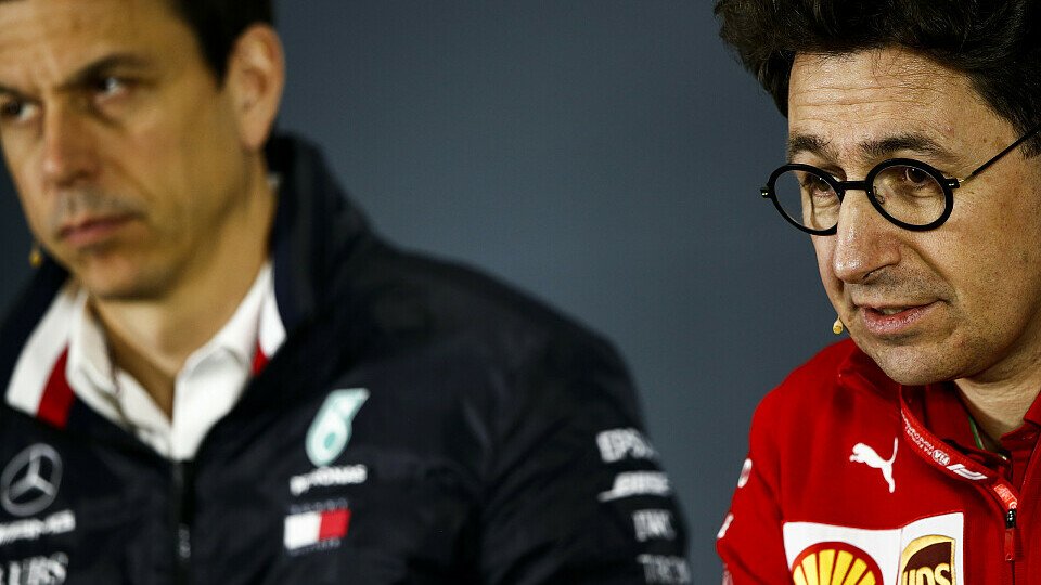 Toto Wolff scheint noch immer ein Problem mit Ferrari-Teamchef Mattia Binotto zu haben, Foto: LAT Images