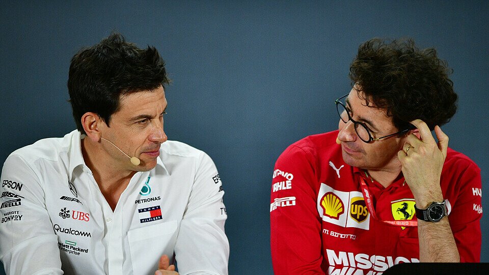 Toto Wolff lederte in Ungarn mehrfach gegen Ferrari-Teamchef Mattia Binotto, Foto: LAT Images