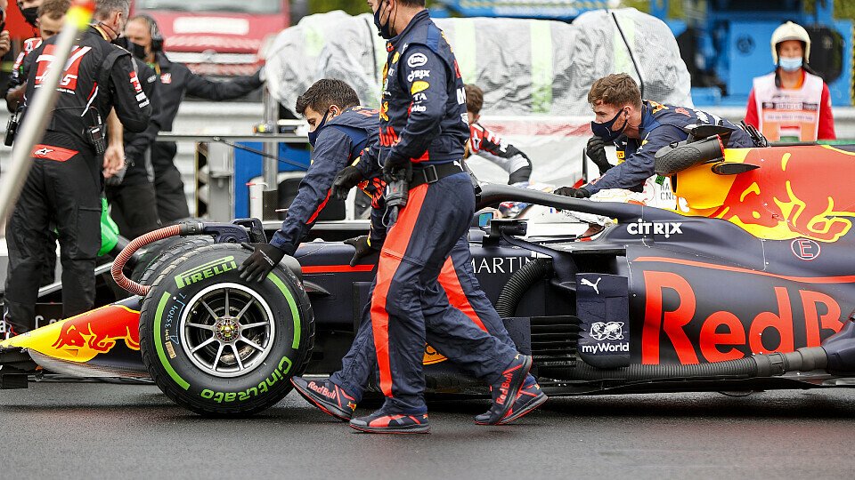 Max Verstappen beschädigte sich sein Auto auf dem Weg in die Startaufstellung, Foto: LAT Images