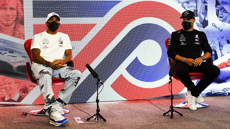 Lewis Hamilton und Valtteri Bottas beim verzweifelten Versuch, über Schwächen des aktuellen Mercedes zu sprechen, Foto: LAT Images