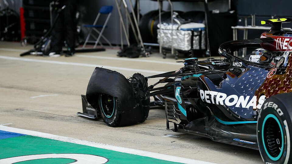 Trotz Reifenschaden: Hamilton gewinnt in Silverstone, Bottas fällt aus den Punkten, Foto: LAT Images
