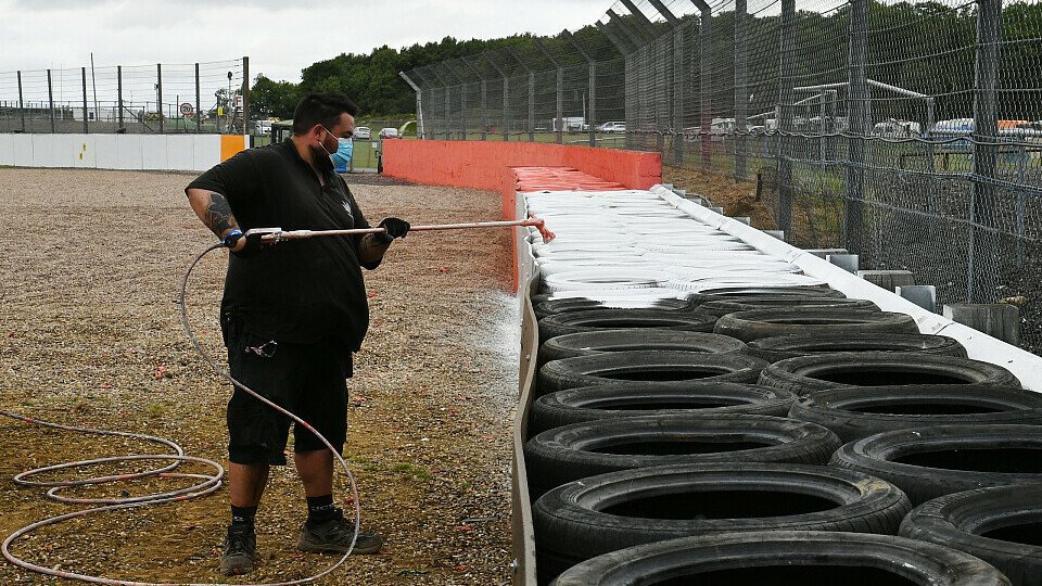 Formel 1, Crashs & Reifenschäden: Silverstone passt Strecke an, Foto: LAT Images