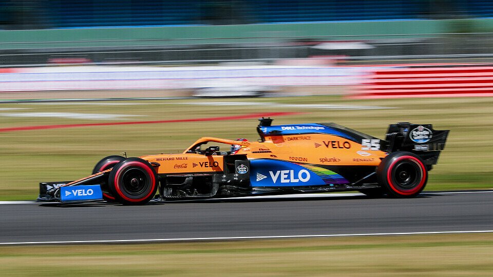 Carlos Sainz' McLaren lief vor dem Qualifying in Silverstone zu heiß, Foto: LAT Images