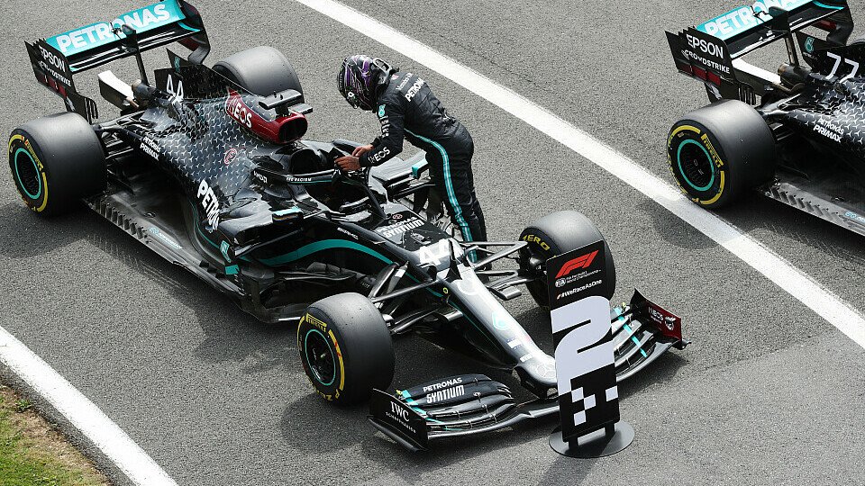Lewis Hamilton musste sich im Formel-1-Qualifying für den Jubiläums GP in Silverstone Valtteri Bottas geschlagen geben, Foto: LAT Images