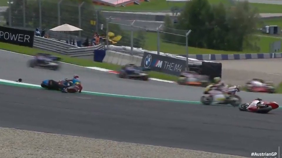 Sam Lowes räumte gleich zwei Fahrer ab, Foto: MotoGP/Screenshot
