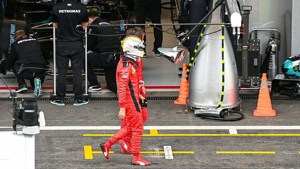 Sebastian Vettel und Charles Leclerc mussten in Spa früh zu den TV-Interviews schreiten, Foto: LAT Images