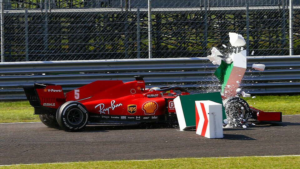 Sebastian Vettel senste nach einem Bremsdefekt die Styroporblöcke der ersten Schikane um, Foto: LAT Images