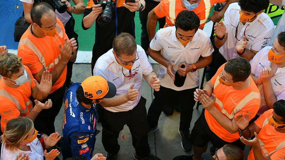 Carlos Sainz, Andreas Seidl, Lando Norris und das McLaren-Team feierten nach Monza, Foto: LAT Images