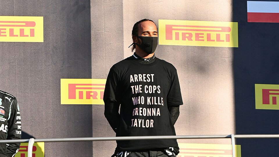 Lewis Hamiltons T-Shirt sorgte nach dem Mugello-Podium kurz für FIA-Fragen, Foto: LAT Images