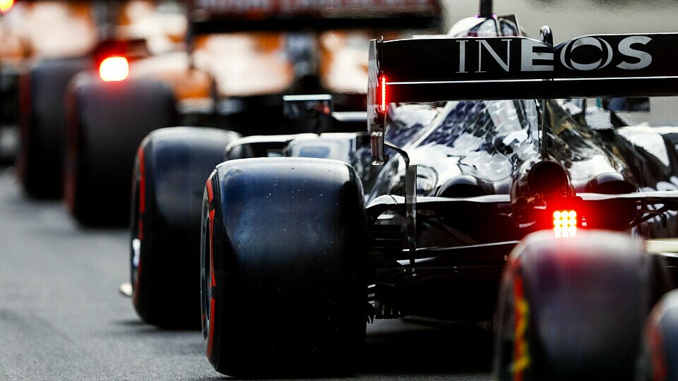 Lewis Hamilton startet in Sotschi von der Pole. Doch seine Reifen bereiten ihm Kopfzerbrechen., Foto: LAT Images