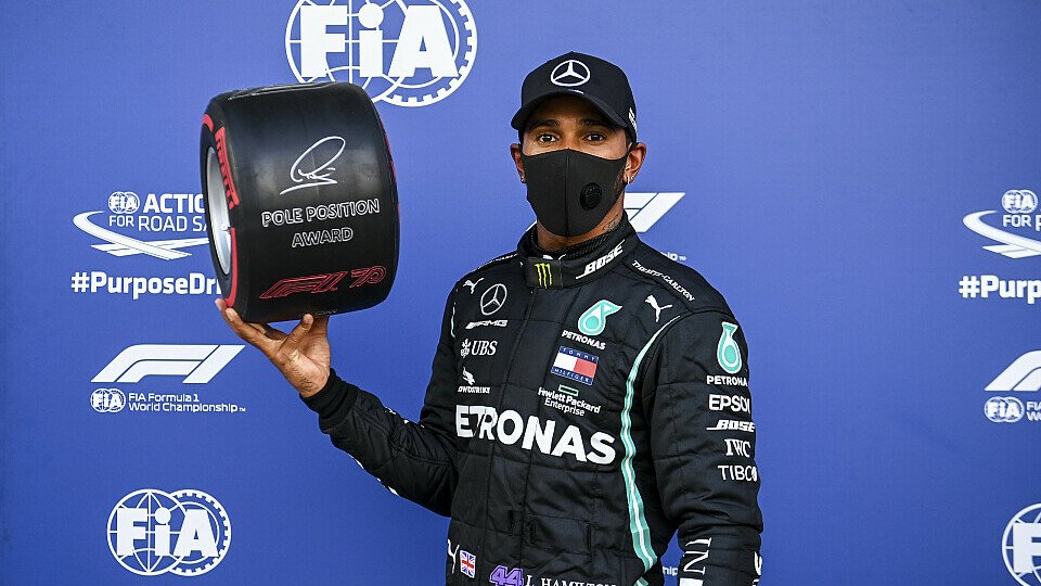 Lewis Hamilton darf Startplatz eins und seine Pole Position Trphäe behalten, Foto: LAT Images