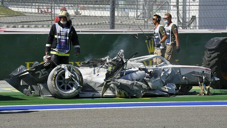 Ein schwerer Unfall stoppte das Formel-2-Rennen von Sotschi, Foto: LAT Images