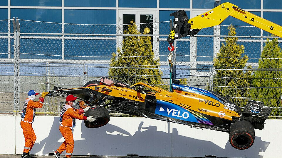 McLaren-Wrack in Kurve 2: Carlos Sainz wirft in Sotschi die Chance auf Punkte früh weg, Foto: LAT Images