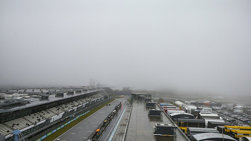 Das Eifelwetter machte der Formel 1 am Trainingsfreitag auf dem Nürburgring einen Strich durch die Rechnung, Foto: LAT Images