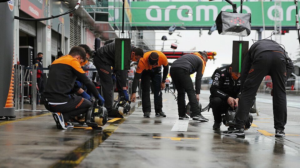 Nebel stoppt den Trainings-Freitag der Formel 1 beim Nürburgring-Comeback, Foto: LAT Images