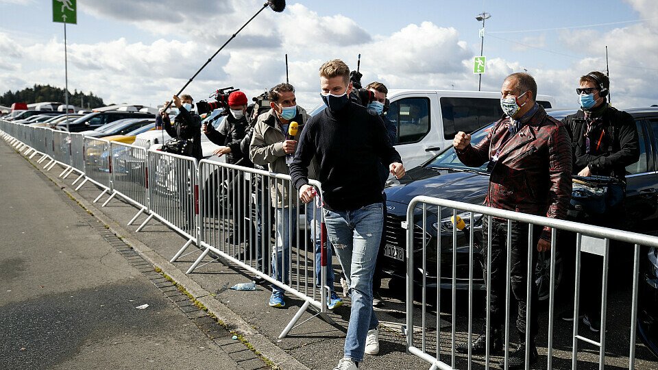 Nico Hülkenberg auf dem Weg ins Fahrerlager des Nürburgrings, Foto: LAT Images