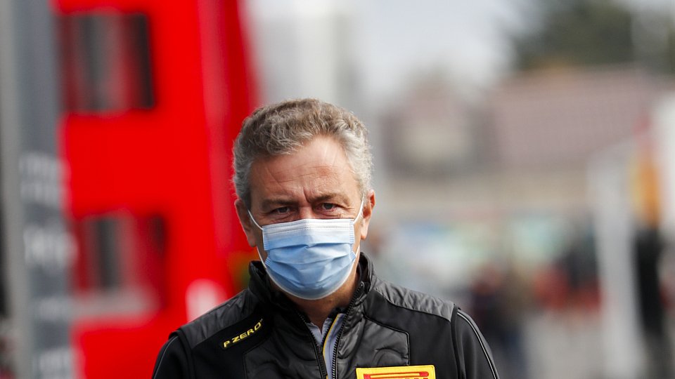 Pirellis Formel-1-Boss Mario Isola im Fahrerlager, Foto: LAT Images