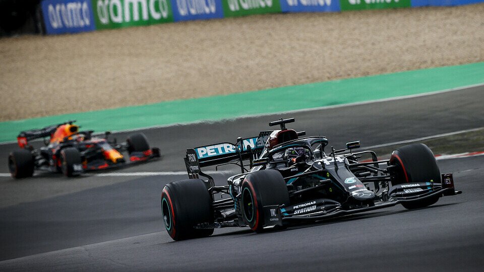 Lewis Hamilton hat das Comeback-Rennen der Formel 1 auf dem Nürburgring gewonnen, Foto: LAT Images