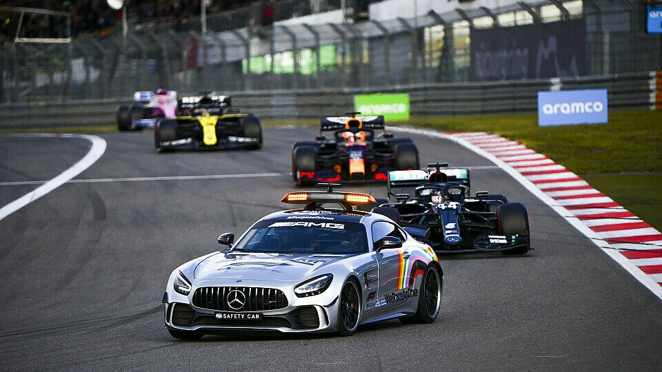 Lewis Hamilton und Max Verstappen beschwerten sich über ganze fünf Runden Safety-Car-Phase auf dem Nürburging, Foto: LAT Images